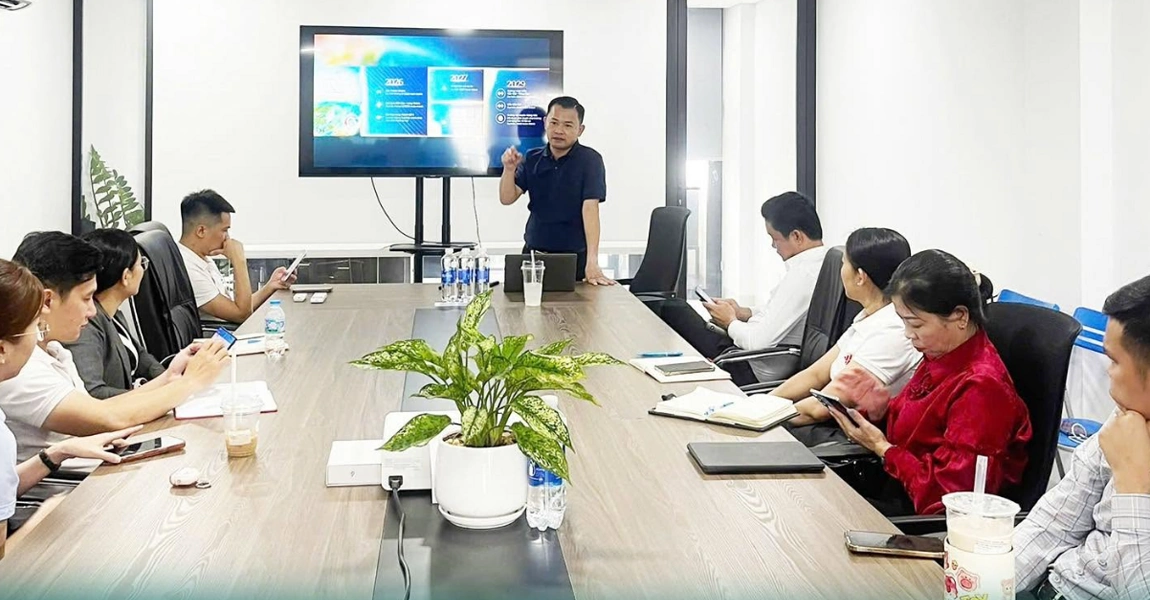 cấp lãnh đạo Newgen Invest training dự án mới cho nhân sự