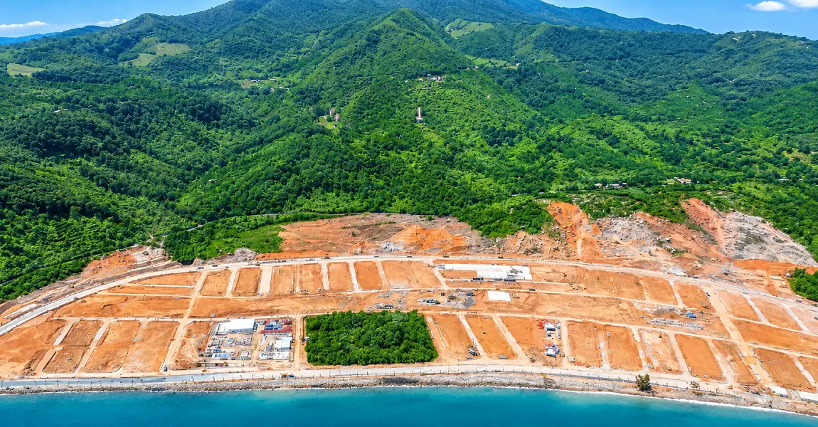 Sườn đồi ven biển Làng Vân được tạo nền bậc thang cho khu biệt thự, bãi cát trắng phía trước, tháng 06/2026